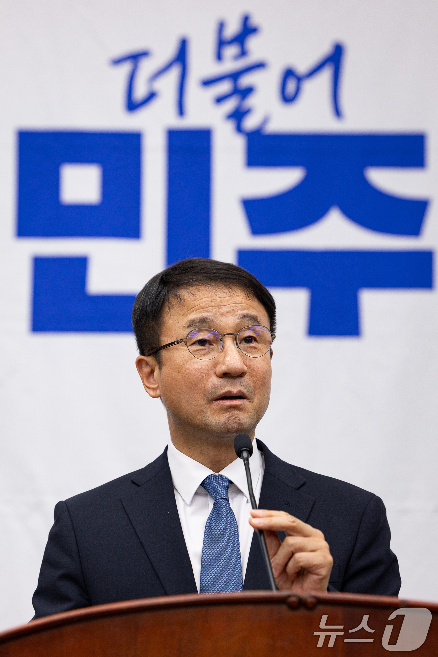 (서울=뉴스1) 유승관 기자 = 한병도 더불어민주당 당대표 직무대행 겸 원내대표가 23일 서울 여의도 국회에서 열린 의원총회에서 모두 발언을 하고 있다. 2026.7.23/뉴스1