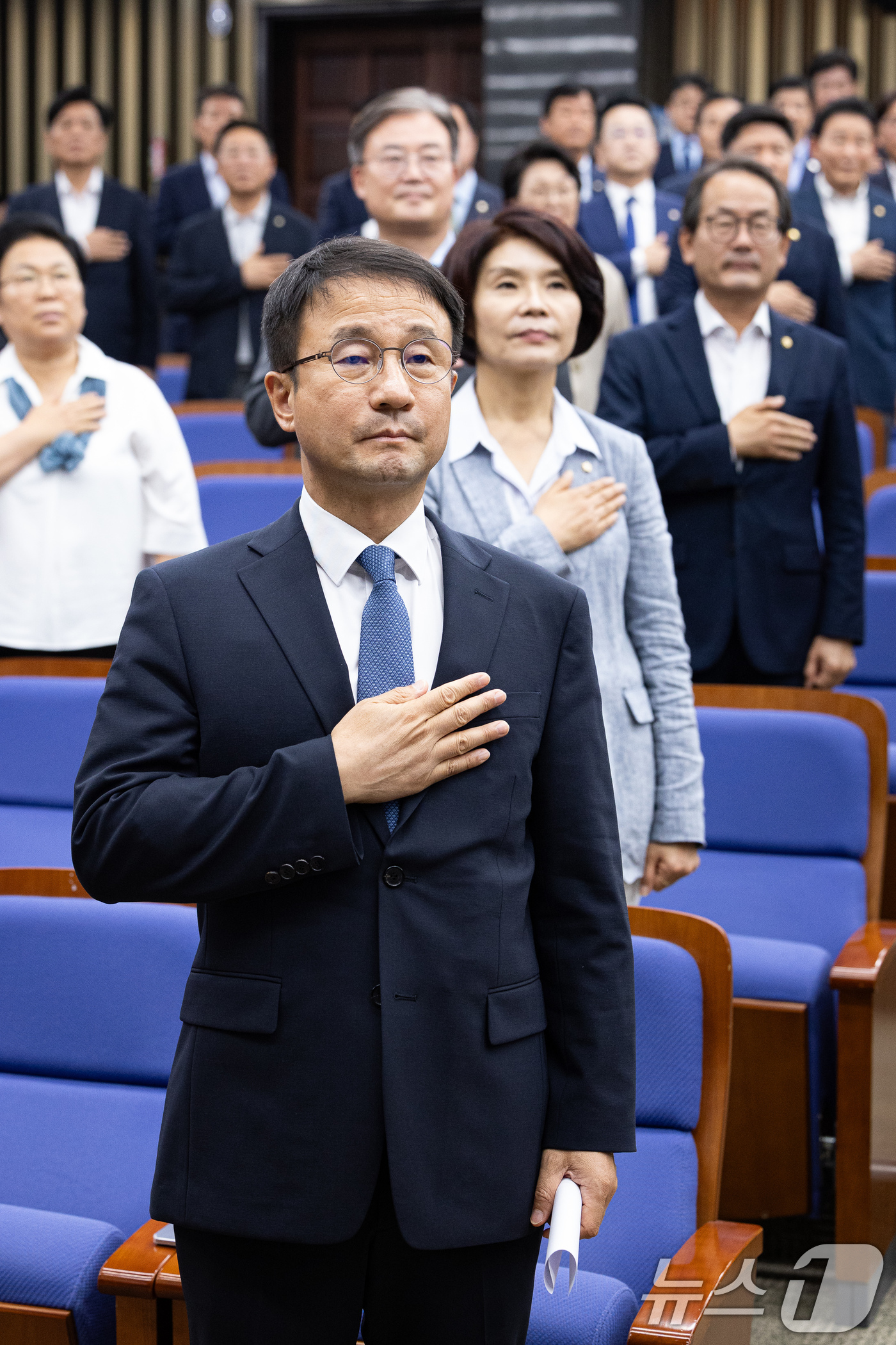 (서울=뉴스1) 유승관 기자 = 한병도 더불어민주당 당대표 직무대행 겸 원내대표를 비롯한 의원들이 23일 서울 여의도 국회에서 열린 의원총회에서 국민의례를 하고 있다. 2026.7 …