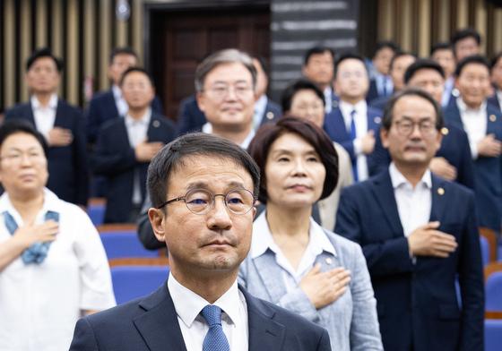 국민의례하는 한병도 당대표 직무대행