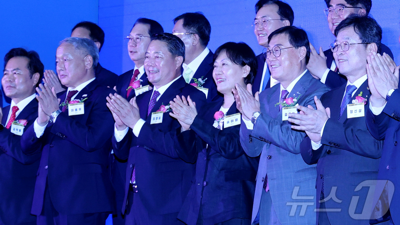 (세종=뉴스1) 김기남 기자 = 송미령 농림축산식품부 장관이 23일 세종시 어진동 정부세종컨벤션센터에서 열린 '2026 농식품부-지방정부 농촌협약식'에서 16개 협약 자치단체장들과 …