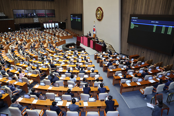 상임위원장 당선 선포하는 조정식 의장