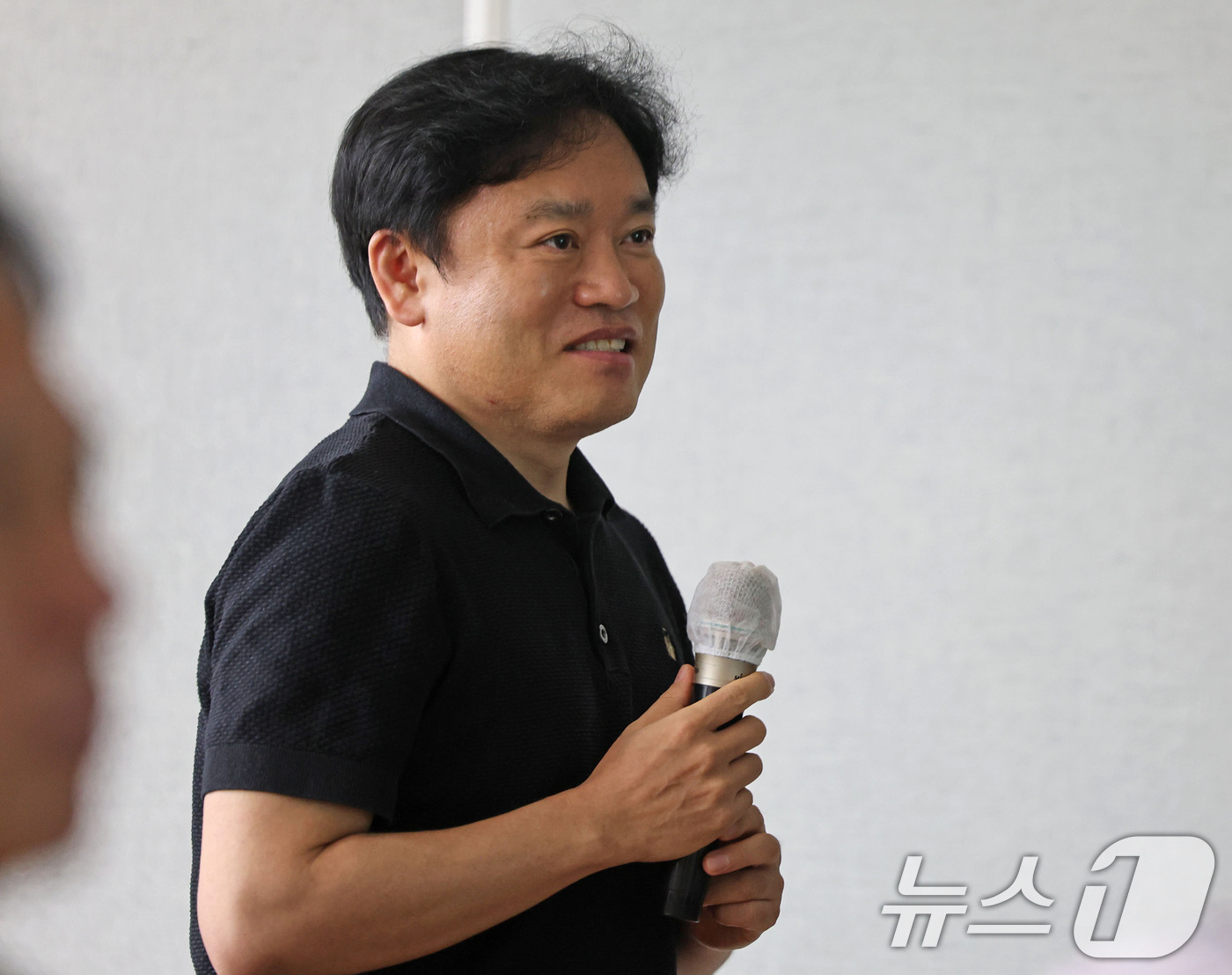 (전남광주=뉴스1) 박지현 기자 = 23일 전남광주통합특별시 5·18민주화운동기록관에서 열린 패트릭 쇼벨 프랑스 사진기자 특별강연에서 5·18 꼬마상주 사진의 주인공 조천호 씨가 …