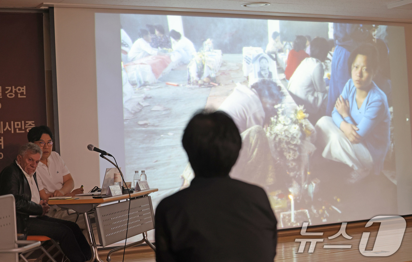 (전남광주=뉴스1) 박지현 기자 = 23일 전남광주통합특별시 5·18민주화운동기록관에서 열린 패트릭 쇼벨 프랑스 사진기자 특별강연에서 사진의 주인공 박금희 열사의 자매가가 촬영된 …