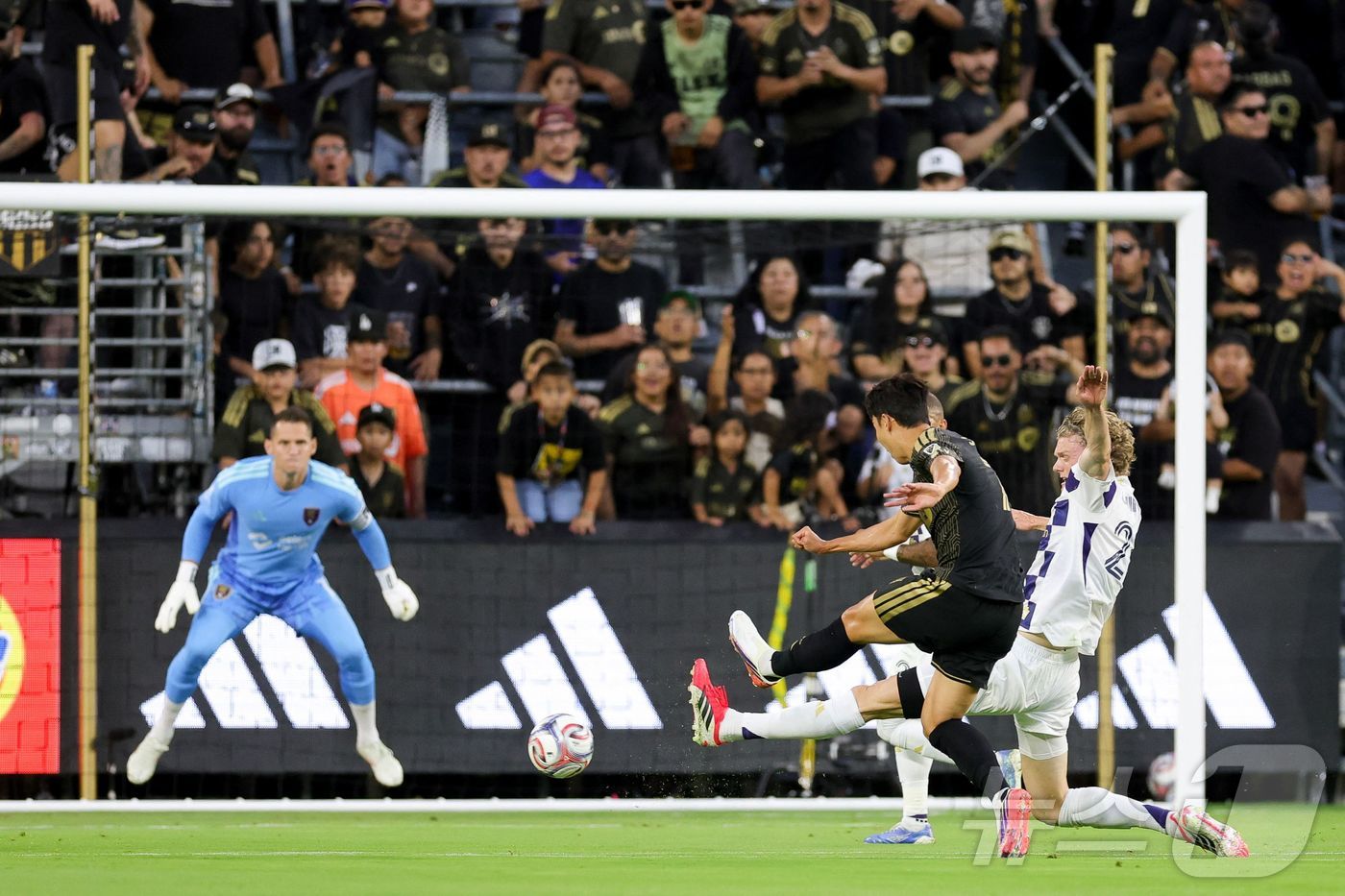 (AFP=뉴스1) = 로스앤젤레스FC(LAFC)의 손흥민이 22일(현지시간) 캘리포니아 로스앤젤레스 BMO 스타디움에서 열린 미국 프로축구 메이저리그사커(MLS) 레알 솔트레이크와 …