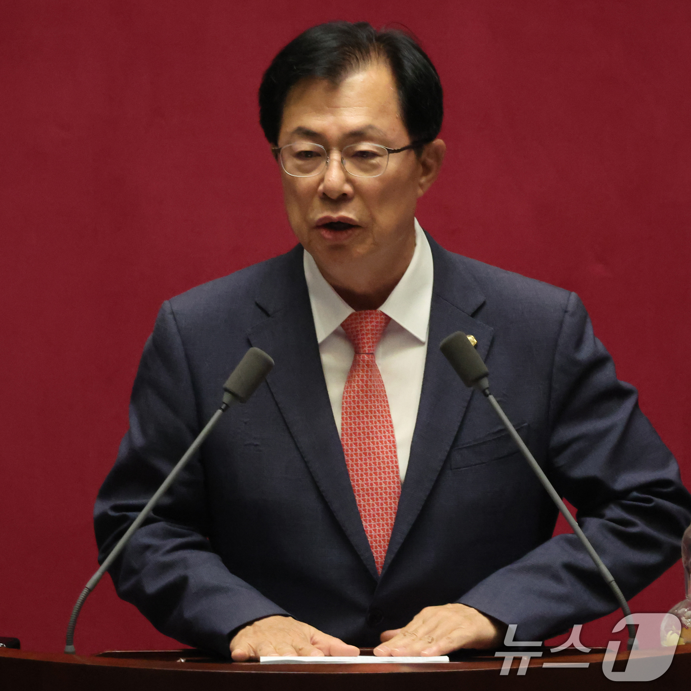 (서울=뉴스1) 황기선 기자 = 이만희 신임 보건복지위원장이 23일 서울 여의도 국회에서 열린 제437회국회(임시회) 제2차 본회의에서 당선 인사를 하고 있다.  2026.7.23 …