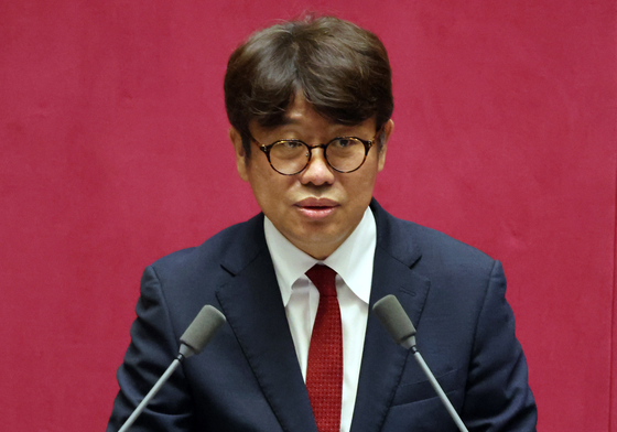 당선인사하는 유의동 신임 국토위원장