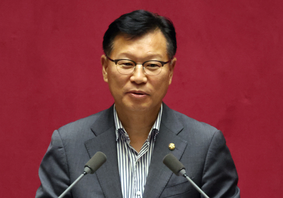당선인사하는 이양수 신임 정보위원장