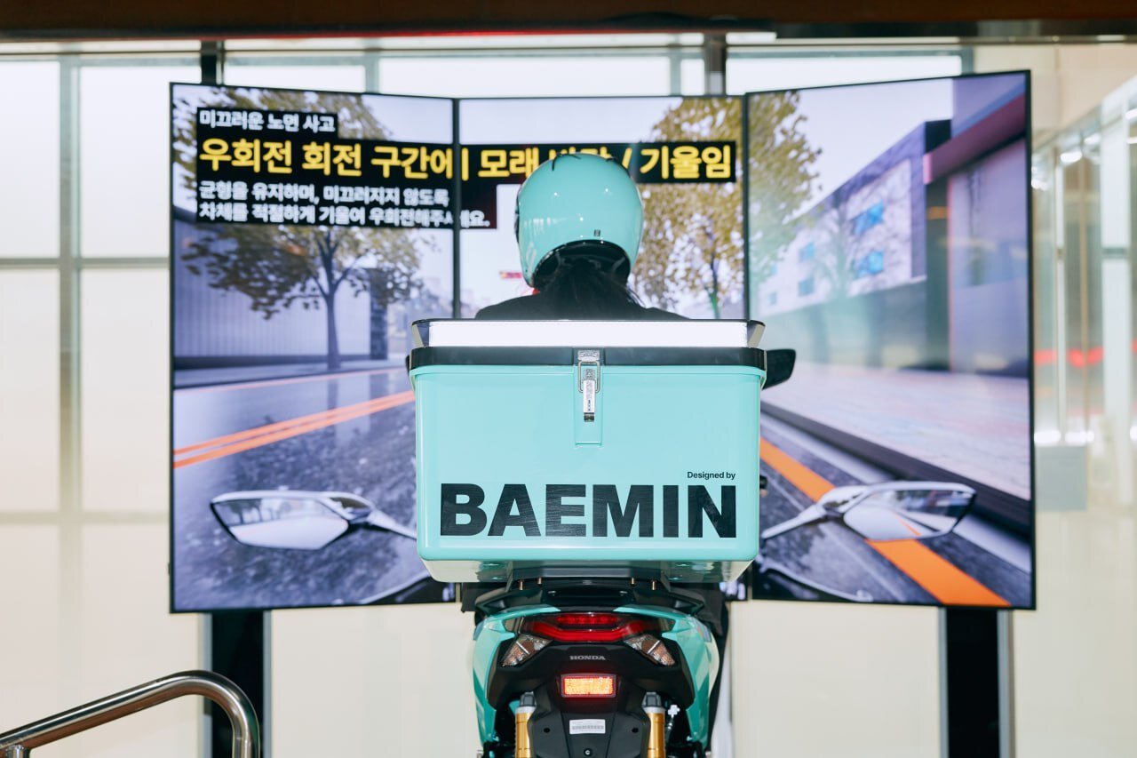 본문 이미지 - 23일 경기도 하남시 미사강변한강로 배달의민족(배민) 라이더스쿨 교육장 VR 시뮬레이터. (우아한청년들 제공)