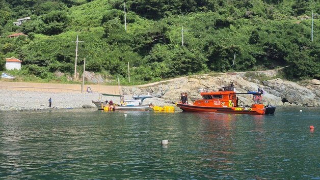 통영 욕지도 해상서 암초 충돌한 어선 침수…2명 구조
