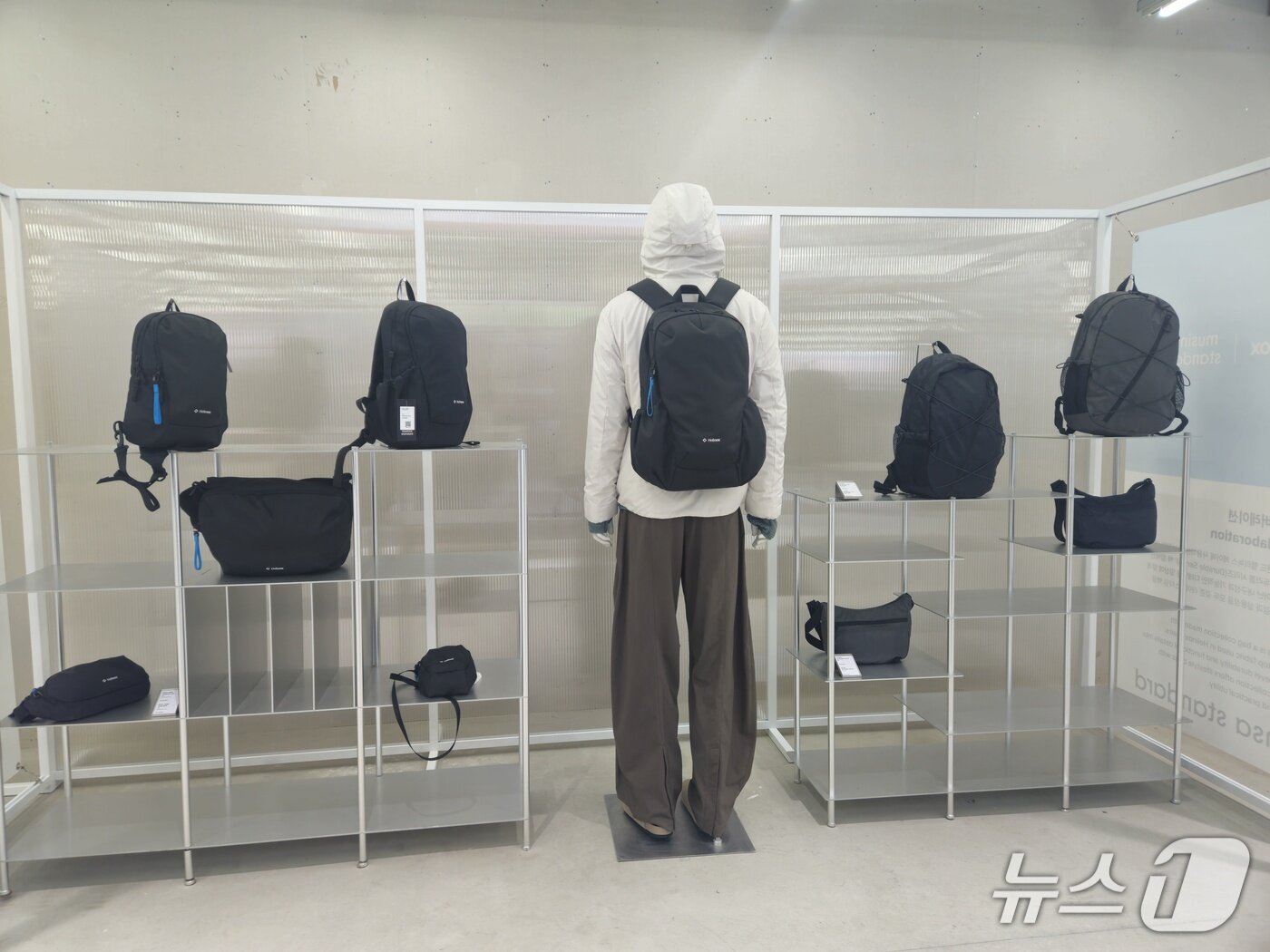 본문 이미지 - 헬리녹스와 협업한 듀러블 시리즈 백팩 ⓒ 뉴스1 박혜연 기자