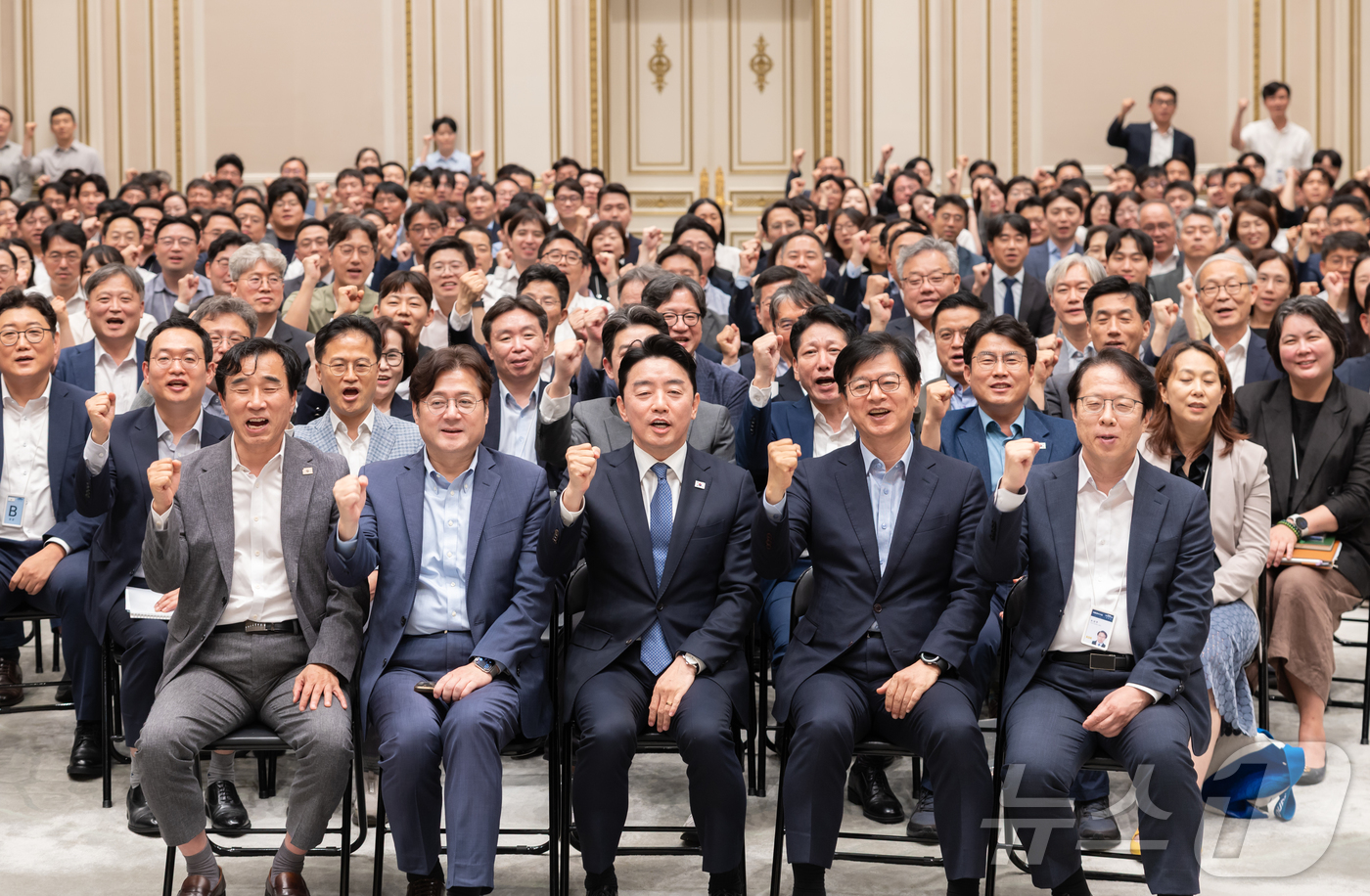 (서울=뉴스1) 허경 기자 = 강훈식 대통령 비서실장이 23일 청와대 영빈관에서 열린 직원 조회에서 참석자들과 기념촬영을 하고 있다. 앞줄 왼쪽부터 전성환 경청통합수석, 홍익표 정 …