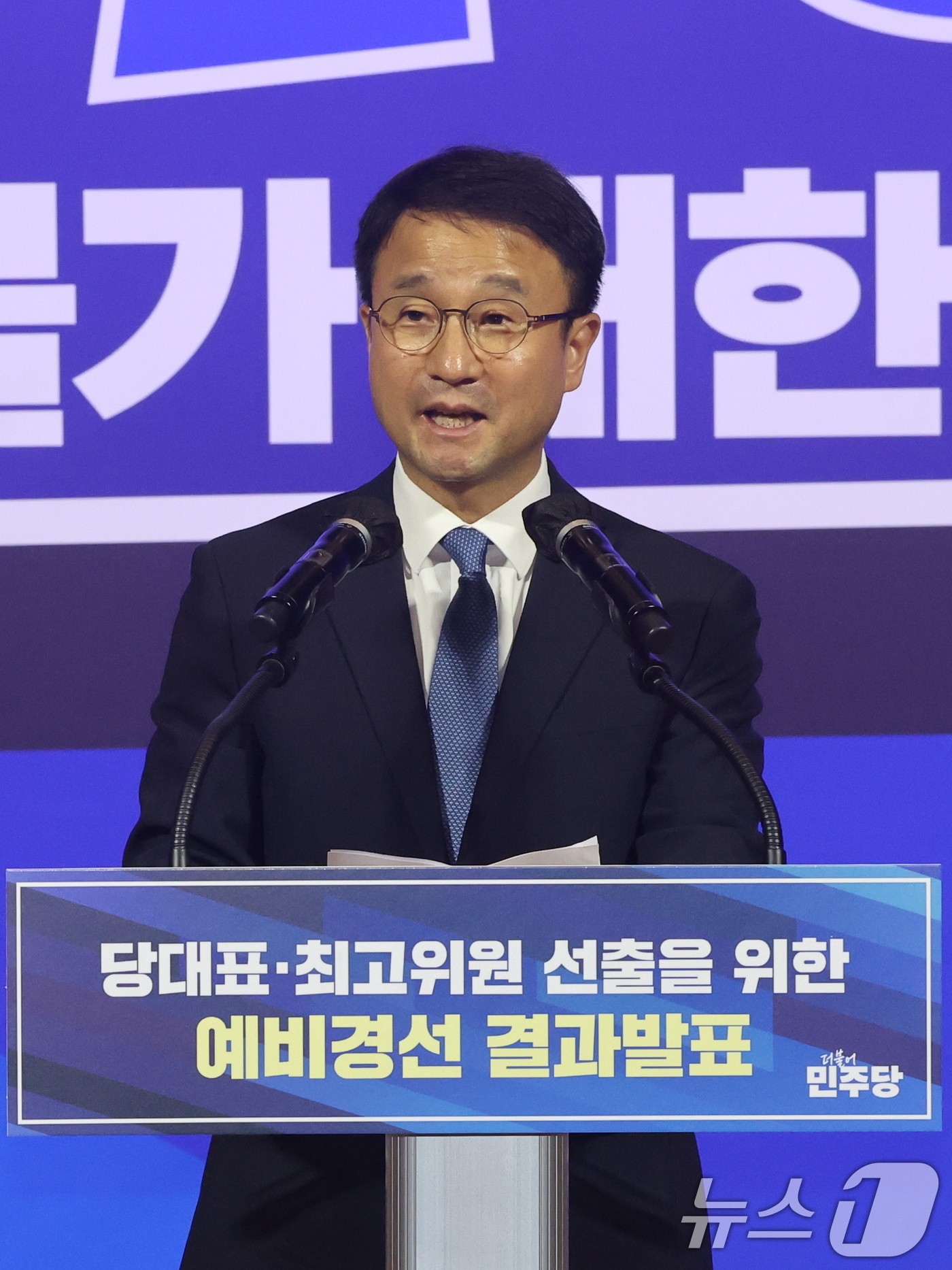 (서울=뉴스1) 황기선 기자 = 한병도 더불어민주당 직무대행 겸 원내대표가 23일 오후 서울 여의도 국회 의원회관에서 열린 당대표·최고위원 선출을 위한 예비경선 결과발표에서 인사말 …
