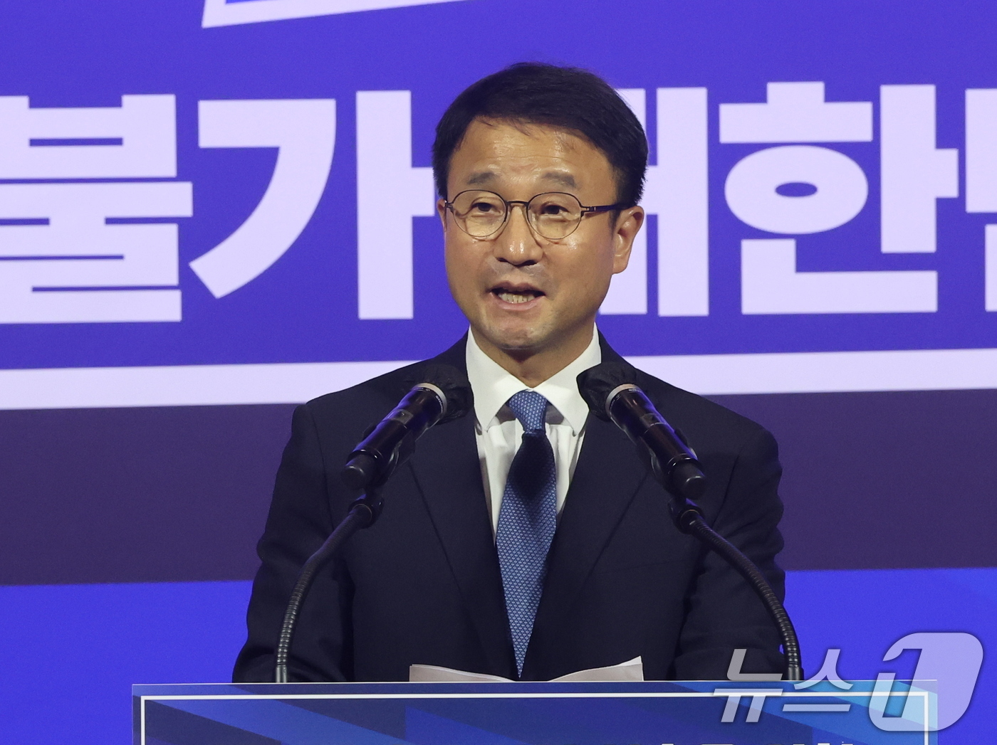 (서울=뉴스1) 황기선 기자 = 한병도 더불어민주당 직무대행 겸 원내대표가 23일 오후 서울 여의도 국회 의원회관에서 열린 당대표·최고위원 선출을 위한 예비경선 결과발표에서 인사말 …