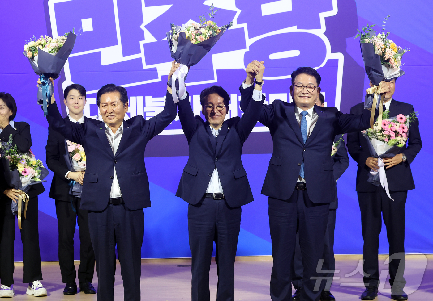 (서울=뉴스1) 황기선 기자 = 더불어민주당 본경선 후보로 당선된 정청래(왼쪽부터), 김민석, 송영길 후보가 23일 오후 서울 여의도 국회 의원회관에서 열린 당대표·최고위원 선출을 …