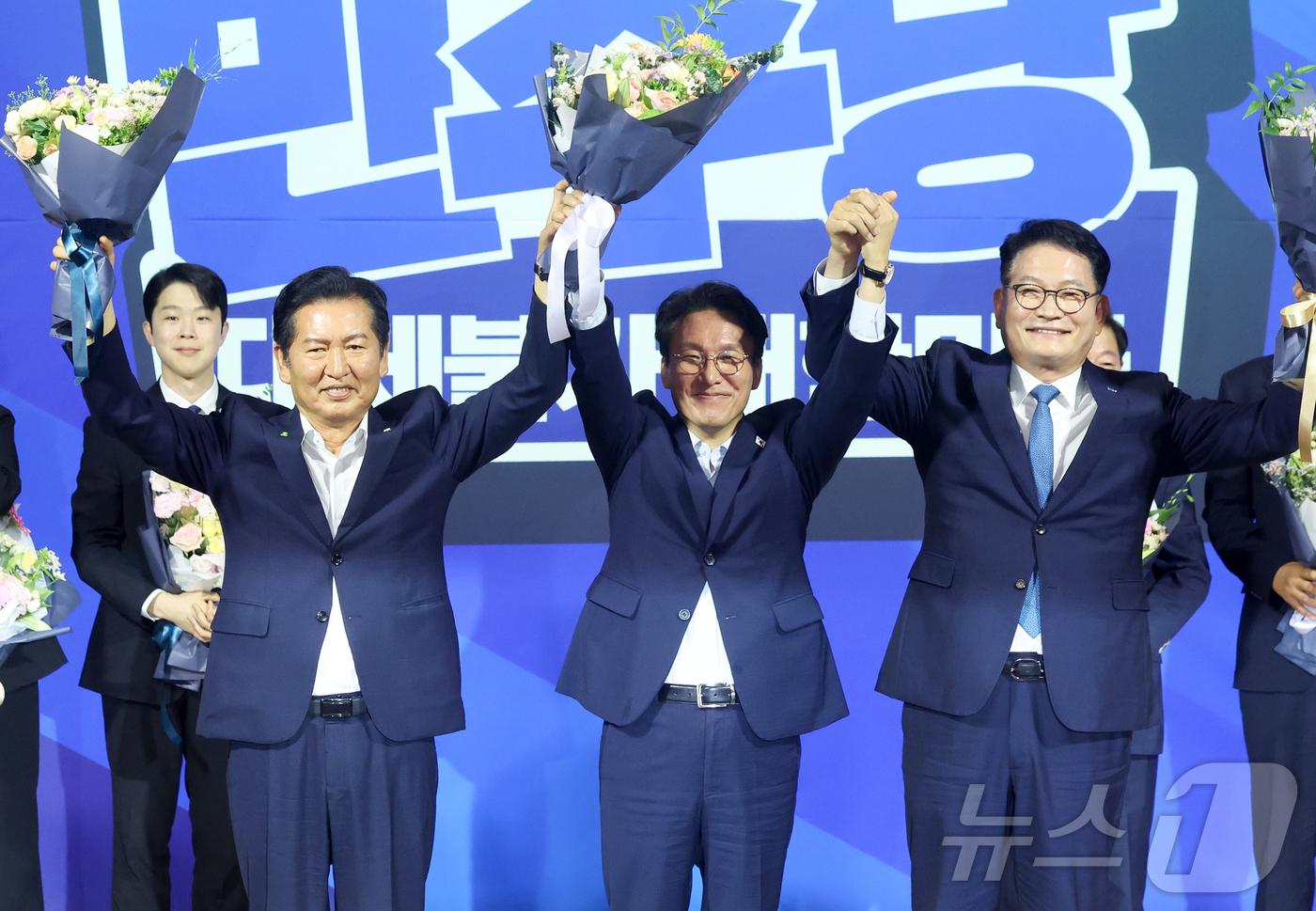 (서울=뉴스1) 황기선 기자 = 더불어민주당 본경선 후보로 진출한 정청래(왼쪽부터), 김민석, 송영길 후보가 23일 오후 서울 여의도 국회 의원회관에서 열린 당대표·최고위원 선출을 …