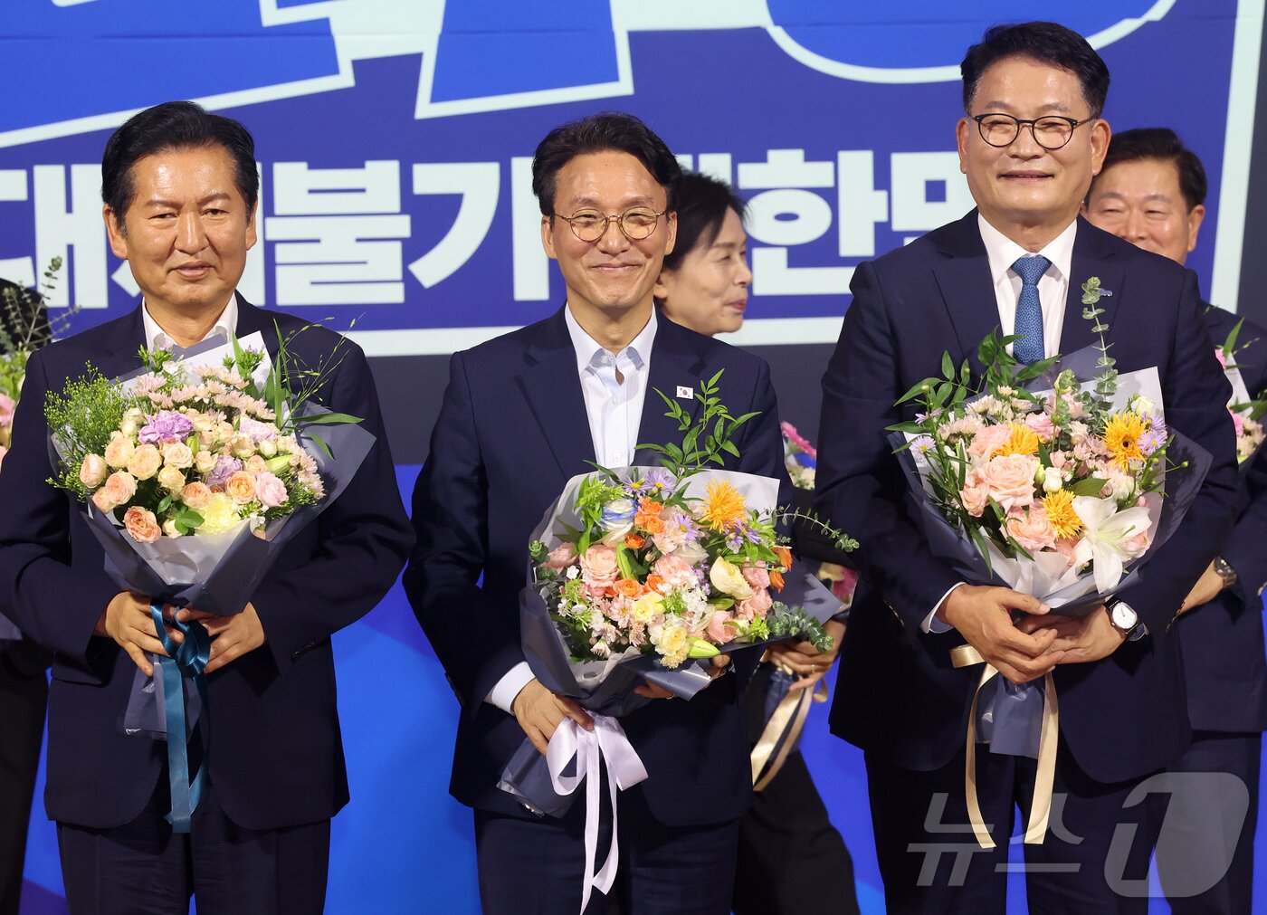 본문 이미지 - 더불어민주당 본경선 후보로 진출한 정청래(왼쪽부터), 김민석, 송영길 후보가 23일 오후 서울 여의도 국회 의원회관에서 열린 당대표·최고위원 선출을 위한 예비경선 결과발표 뒤 단상에 올라 기념촬영을 하고 있다. 2026.7.23 ⓒ 뉴스1 황기선 기자