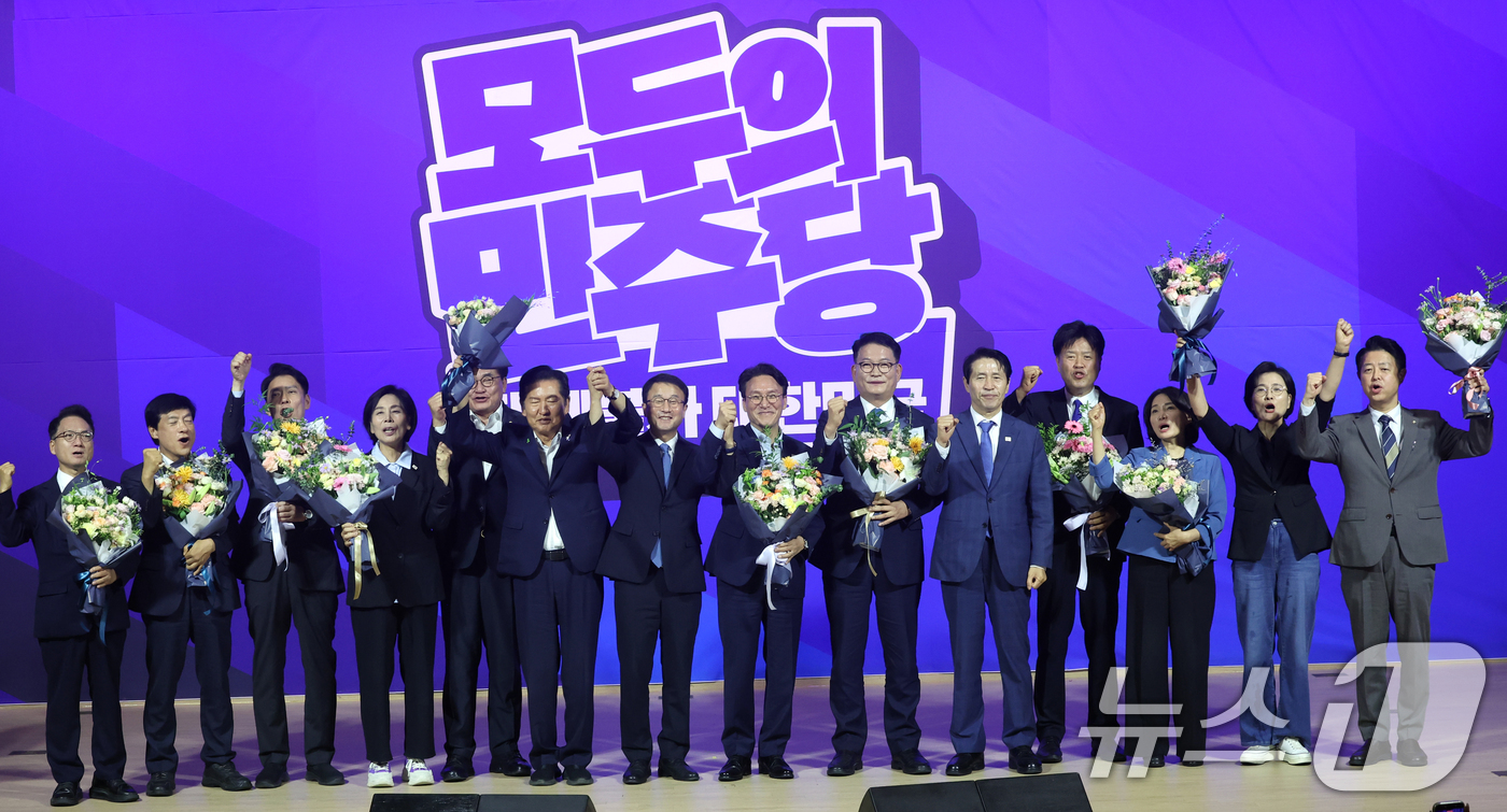 (서울=뉴스1) 황기선 기자 = 더불어민주당 전당대회 본경선에 진출한 당대표, 최고위원 후보들이 23일 오후 서울 여의도 국회 의원회관에서 열린 당대표·최고위원 선출을 위한 예비경 …