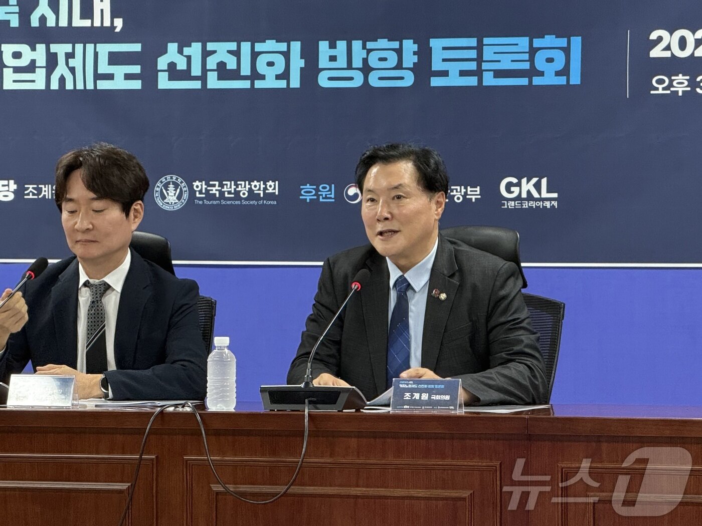 본문 이미지 - 서원석 한국관광학회 회장(왼쪽) 조계원 더불어민주당 의원 ⓒ 뉴스1 윤슬빈 관광전문기자