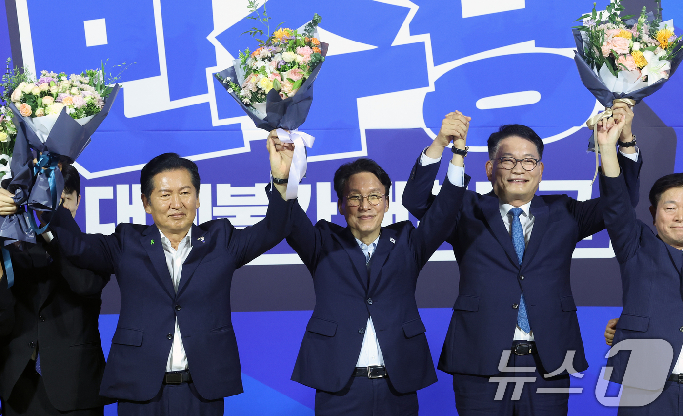(서울=뉴스1) 황기선 기자 = 더불어민주당 8·17 전당대회 당대표 본경선에 진출한 정청래(왼쪽부터), 김민석, 송영길 후보가 23일 오후 서울 여의도 국회 의원회관에서 열린 당 …