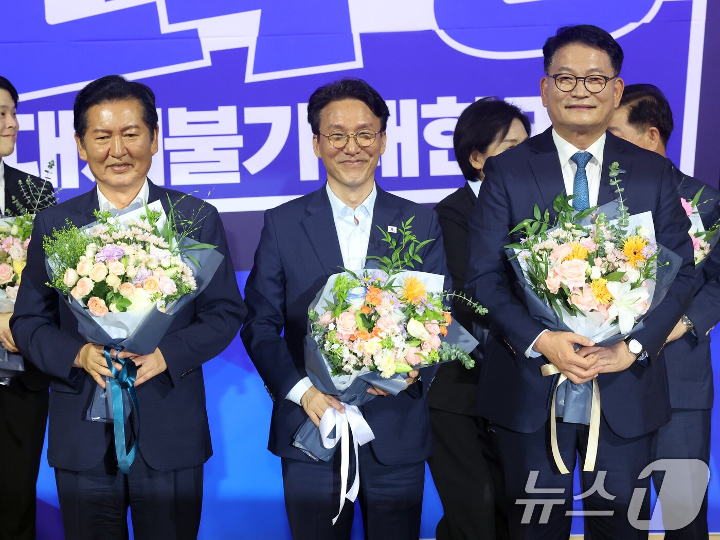 본문 이미지 - 더불어민주당 8·17 전당대회 당대표 본경선에 진출한 정청래(왼쪽부터), 김민석, 송영길 후보가 23일 오후 서울 여의도 국회 의원회관에서 열린 당대표·최고위원 선출을 위한 예비경선 결과발표에서 기념촬영을 하고 있다. 2026.7.23 ⓒ 뉴스1 황기선 기자