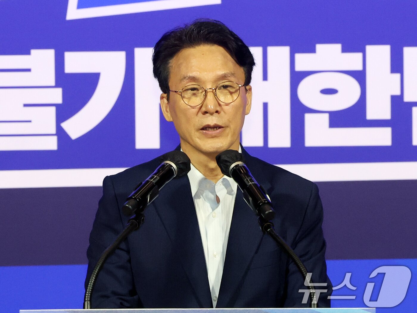 본문 이미지 - 더불어민주당 8·17 전당대회 당대표 본경선에 진출한 김민석 의원이 23일 오후 서울 여의도 국회 의원회관에서 열린 '당대표·최고위원 선출을 위한 예비경선 결과발표'에서 소감을 밝히고 있다. 2026.7.23 ⓒ 뉴스1 황기선 기자