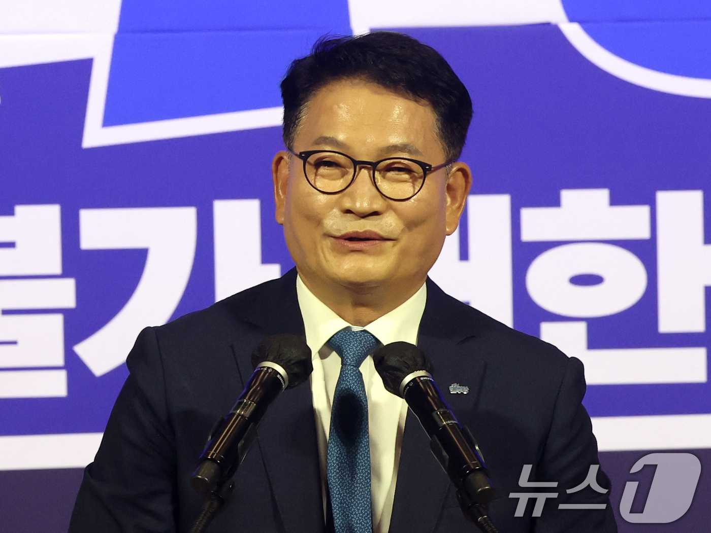(서울=뉴스1) 황기선 기자 = 더불어민주당 8·17 전당대회 당대표 본경선에 진출한 송영길 의원이 23일 오후 서울 여의도 국회 의원회관에서 열린 '당대표·최고위원 선출을 위한 …