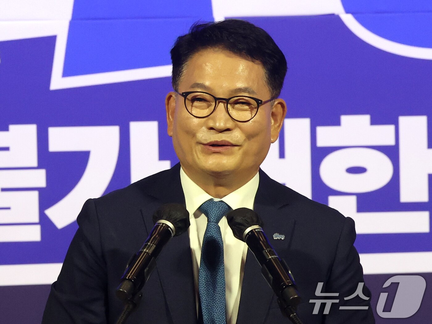 본문 이미지 - 더불어민주당 8·17 전당대회 당대표 본경선에 진출한 송영길 의원이 23일 오후 서울 여의도 국회 의원회관에서 열린 '당대표·최고위원 선출을 위한 예비경선 결과발표'에서 소감을 밝히고 있다. 2026.7.23 ⓒ 뉴스1 황기선 기자