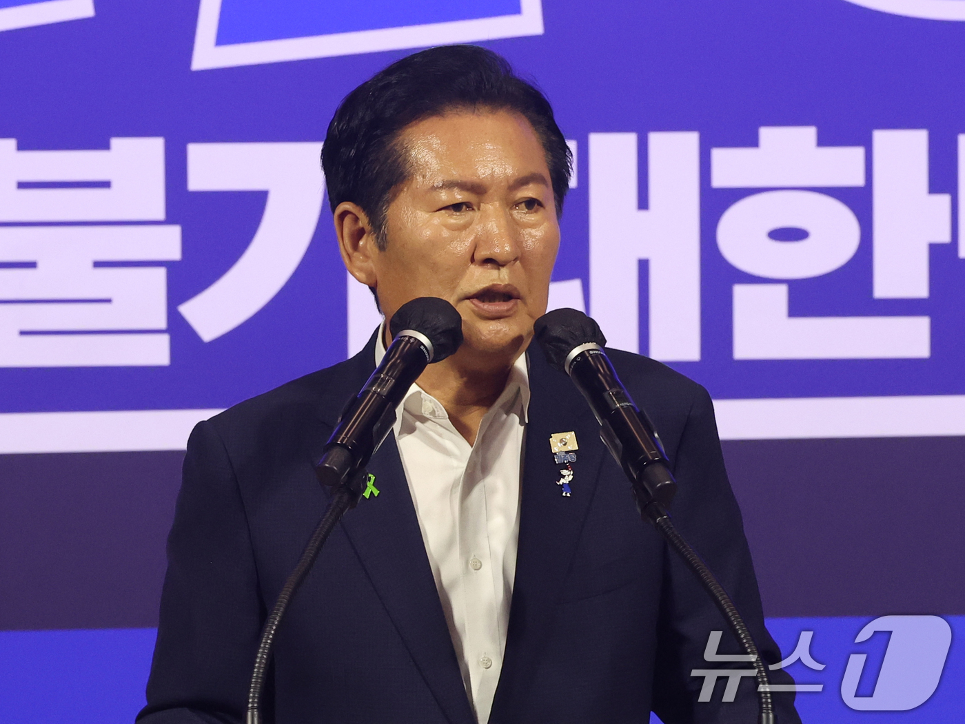 (서울=뉴스1) 황기선 기자 = 더불어민주당 8·17 전당대회 당대표 본경선에 진출한 정청래 의원이 23일 오후 서울 여의도 국회 의원회관에서 열린 '당대표·최고위원 선출을 위한 …