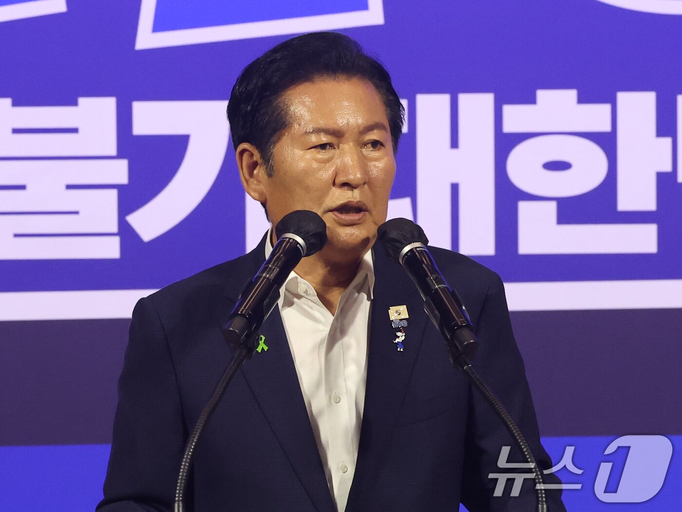 본문 이미지 - 더불어민주당 8·17 전당대회 당대표 본경선에 진출한 정청래 의원이 23일 오후 서울 여의도 국회 의원회관에서 열린 '당대표·최고위원 선출을 위한 예비경선 결과발표'에서 소감을 밝히고 있다. 2026.7.23 ⓒ 뉴스1 황기선 기자