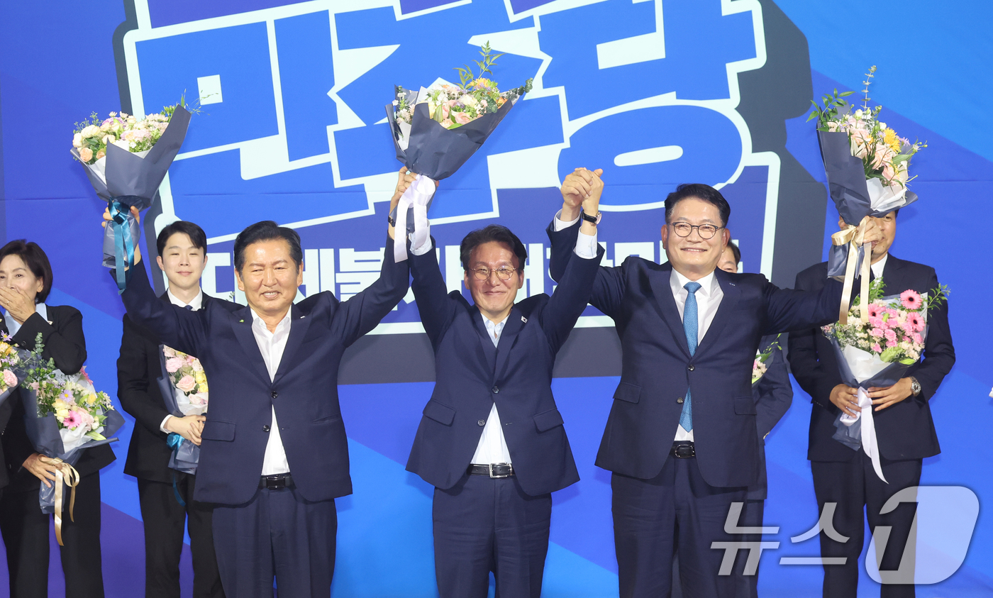 (서울=뉴스1) 황기선 기자 = 더불어민주당 8·17 전당대회 당대표 본경선에 진출한 정청래(왼쪽부터), 김민석, 송영길 후보가 23일 오후 서울 여의도 국회 의원회관에서 열린 당 …