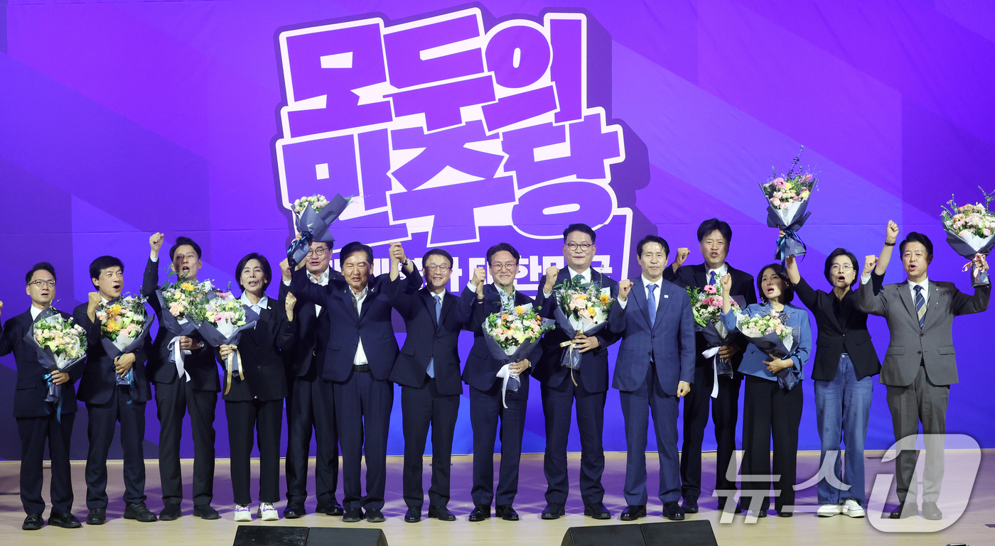(서울=뉴스1) 황기선 기자 = 더불어민주당 전당대회 본경선에 진출한 당대표, 최고위원 후보들이 23일 오후 서울 여의도 국회 의원회관에서 열린 당대표·최고위원 선출을 위한 예비경 …