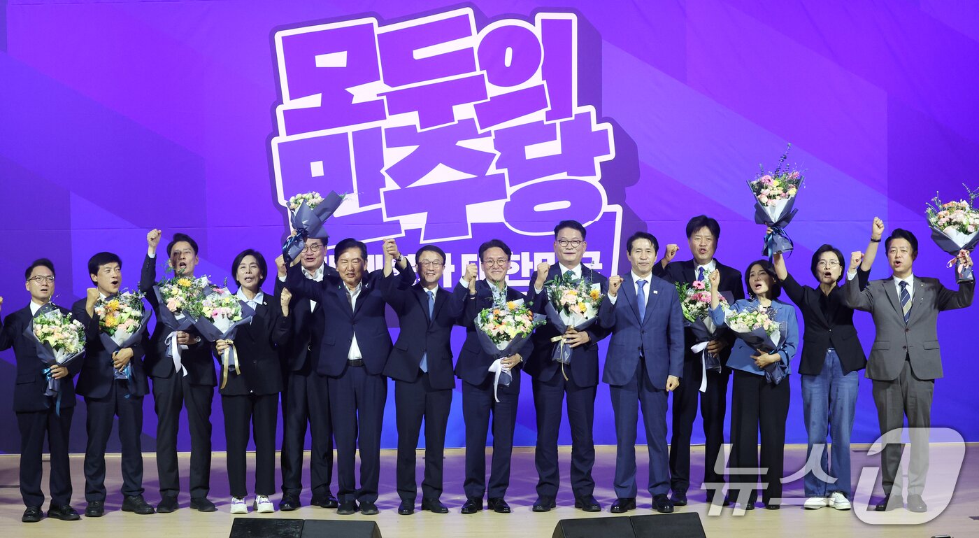 본문 이미지 - 더불어민주당 전당대회 본경선에 진출한 당대표, 최고위원 후보들이 23일 오후 서울 여의도 국회 의원회관에서 열린 당대표·최고위원 선출을 위한 예비경선 결과발표에서 기념촬영을 하고 있다. 2026.7.23 ⓒ 뉴스1 황기선 기자