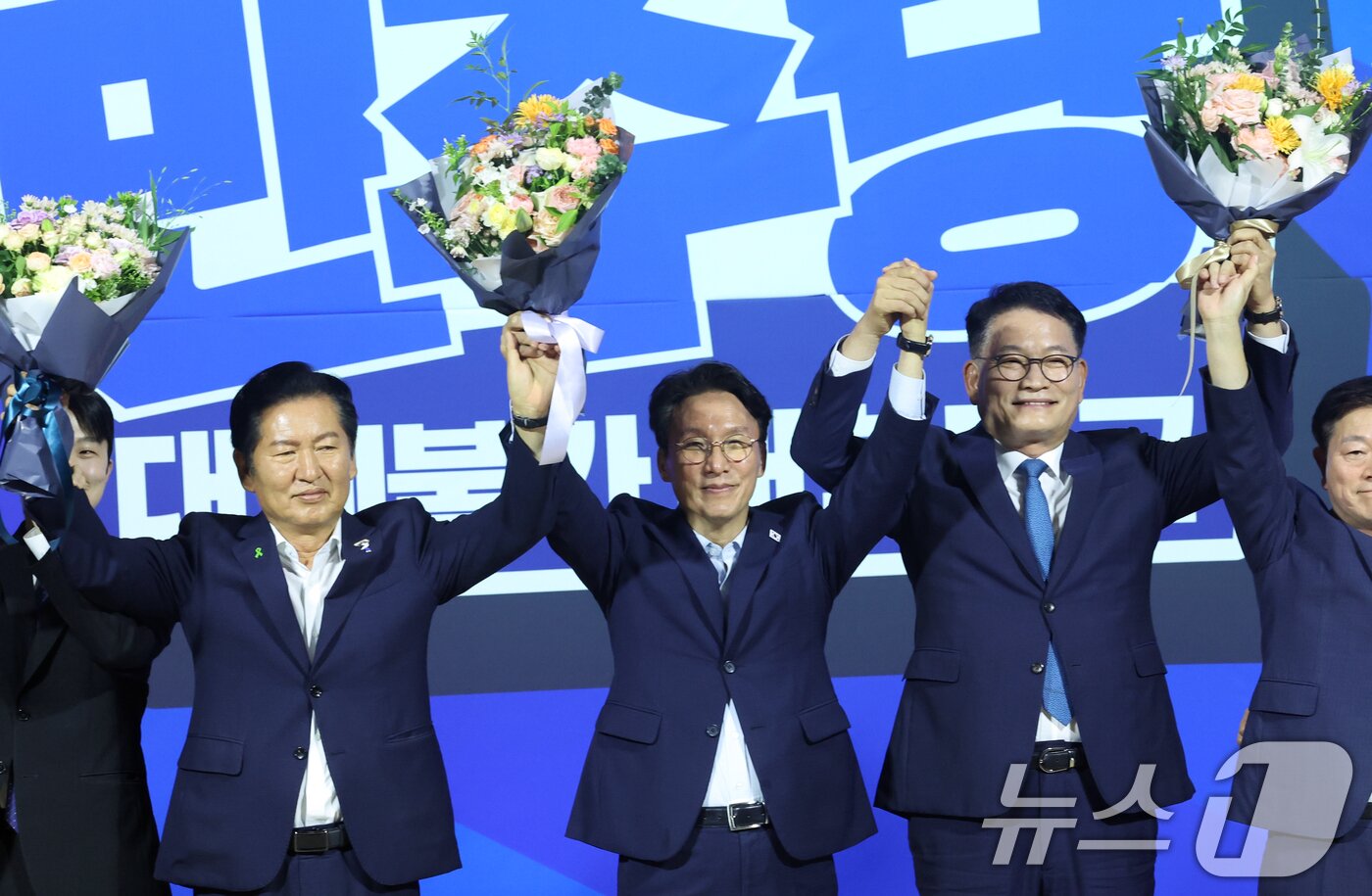 본문 이미지 - 더불어민주당 8·17 전당대회 당대표 본경선에 진출한 정청래(왼쪽부터), 김민석, 송영길 후보가 23일 오후 서울 여의도 국회 의원회관에서 열린 당대표·최고위원 선출을 위한 예비경선 결과발표에서 기념촬영을 하고 있다. 2026.7.23 ⓒ 뉴스1 황기선 기자
