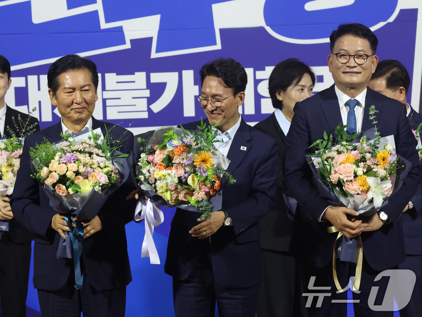 (서울=뉴스1) 황기선 기자 = 더불어민주당 8·17 전당대회 당대표 본경선에 진출한 정청래(왼쪽부터), 김민석, 송영길 후보가 23일 오후 서울 여의도 국회 의원회관에서 열린 당 …