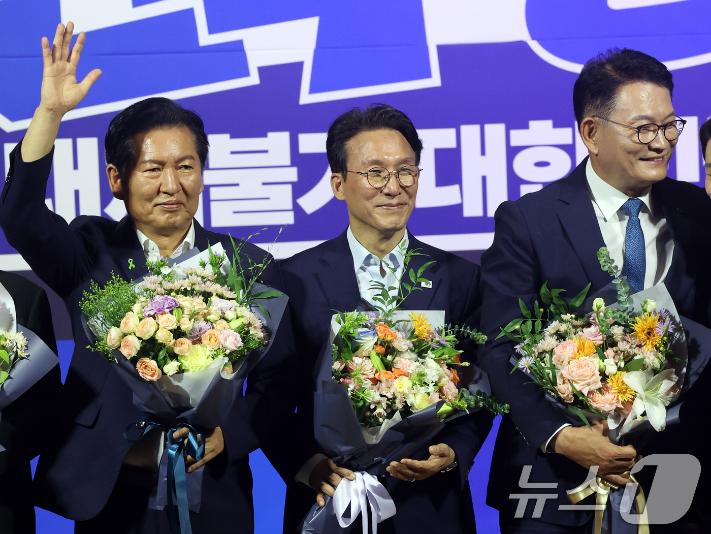 (서울=뉴스1) 황기선 기자 = 더불어민주당 8·17 전당대회 당대표 본경선에 진출한 정청래(왼쪽부터), 김민석, 송영길 후보가 23일 오후 서울 여의도 국회 의원회관에서 열린 당 …