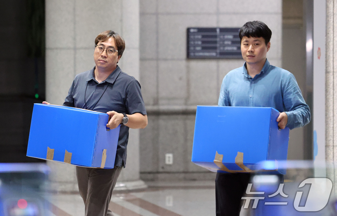 (과천=뉴스1) 이광호 기자 = 6·3 지방선거 투표용지 부족 사태를 수사 중인 검·경 합동수사본부 관계자들이 23일 오후 경기 과천시 중앙선거관리위원회에 대한 압수수색을 마친뒤 …