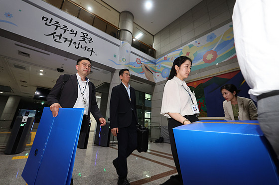 합수본, '투표율 허위 입력' 경기선관위 실무자 피의자 조사