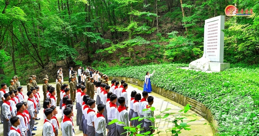 (평양 노동신문=뉴스1) = 북한 노동당 기관지 노동신문은 24일 다가오는 조국해방전쟁(한국전쟁) 승리 기념일 73주년을 맞아 용표혁명사적지를 조명했다. [국내에서만 사용가능. 재 …