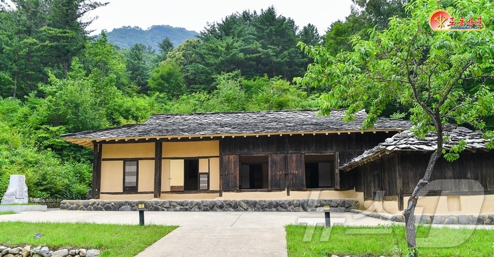 (평양 노동신문=뉴스1) = 북한 노동당 기관지 노동신문은 24일 다가오는 조국해방전쟁(한국전쟁) 승리 기념일 73주년을 맞아 용표혁명사적지의 모습을 보도했다. 신문에 따르면 사진 …