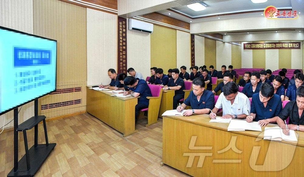 (평양 노동신문=뉴스1) = 북한 노동당 기관지 노동신문은 24일 "금요과학기술학습을 통하여 다방면적인 지식을 소유해 가고있다"며 서성구역당위원회를 조명했다. [국내에서만 사용가능 …