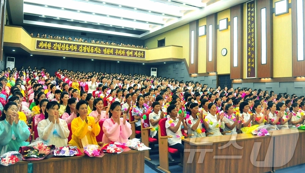 (평양 노동신문=뉴스1) = 북한 노동당 기관지 노동신문은 24일 "남포시의 90여명의 여맹원들이 당결정관철의 주요전구들로 진출했다"고 보도했다. [국내에서만 사용가능. 재배포 금 …