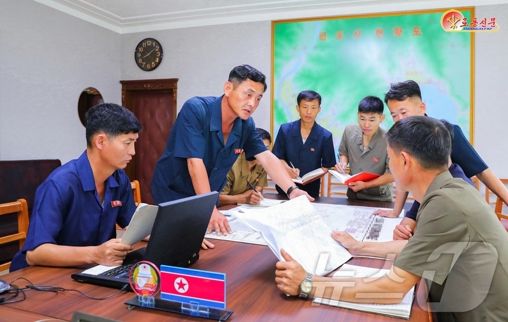 (평양 노동신문=뉴스1) = 북한 노동당 기관지 노동신문은 24일 폭우와 수해에 대비해 "모든 일군(간부)들은 자기 부문, 자기 지역, 자기 단위를 그 어떤 자연재해에도 끄떡없게 …