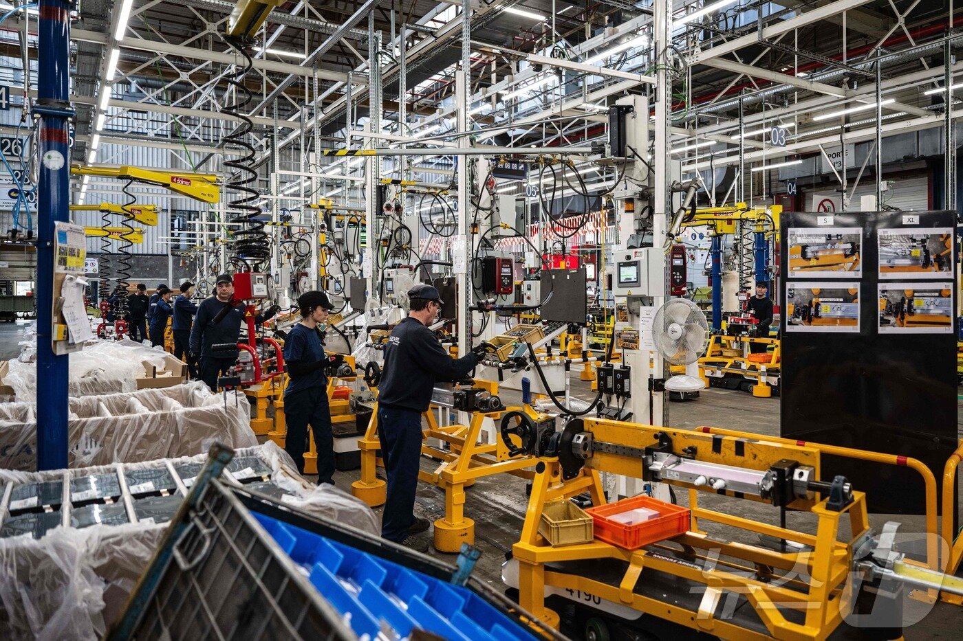 본문 이미지 - 2022년 10월 프랑스 북부 오르댕 소재 스텔란티스 공장에서 근로자들이 배터리 관련 작업을 진행하고 있는 모습(자료사진). 2022.10.27. ⓒ AFP=뉴스1