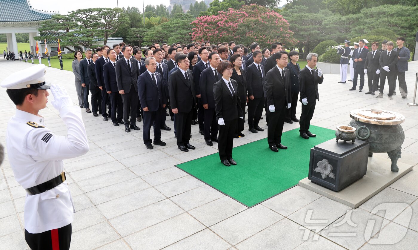 본문 이미지 - 조정식 국회의장과 한병도, 정점식 여야 원내대표가 24일 오전 서울 동작구 국립현충원에서 의원들과 22대 후반기 국회 개원을 맞아 현충탑을 참배하고 있다. 2026.7.24 ⓒ 뉴스1 황기선 기자