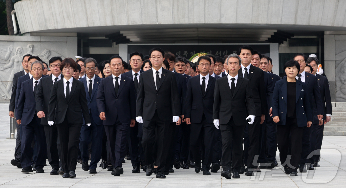 (서울=뉴스1) 황기선 기자 = 조정식 국회의장과 한병도, 정점식 여야 원내대표가 24일 오전 서울 동작구 국립현충원에서 의원들과 22대 후반기 국회 개원을 맞아 현충탑 참배를 마 …