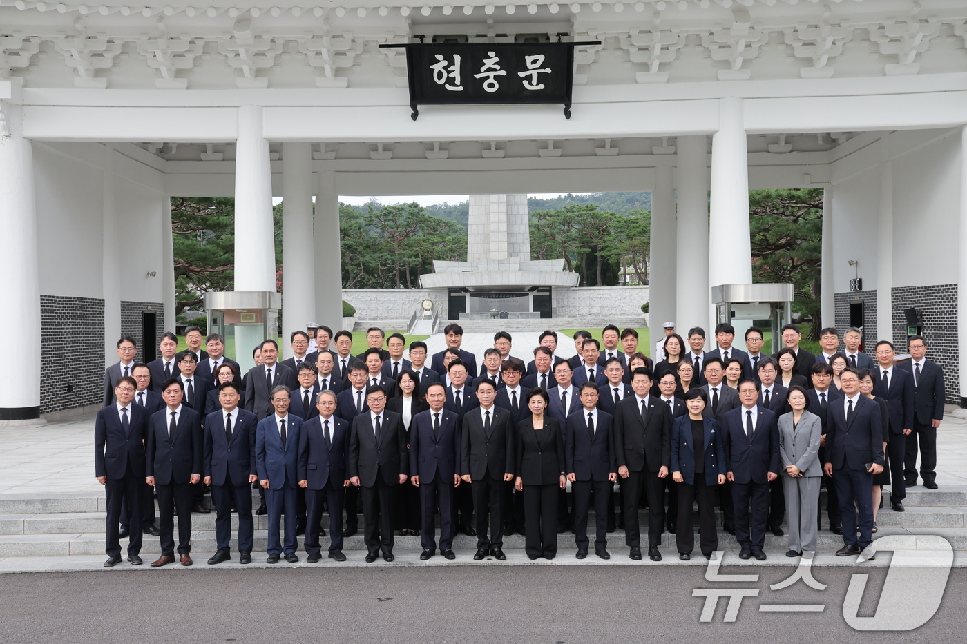 (서울=뉴스1) 황기선 기자 = 조정식 국회의장과 한병도, 정점식 여야 원내대표가 24일 오전 서울 동작구 국립현충원에서 의원들과 22대 후반기 국회 개원을 맞아 현충탑을 참배한 …