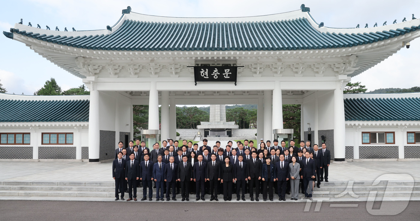 (서울=뉴스1) 황기선 기자 = 조정식 국회의장과 한병도, 정점식 여야 원내대표가 24일 오전 서울 동작구 국립현충원에서 의원들과 22대 후반기 국회 개원을 맞아 현충탑을 참배한 …