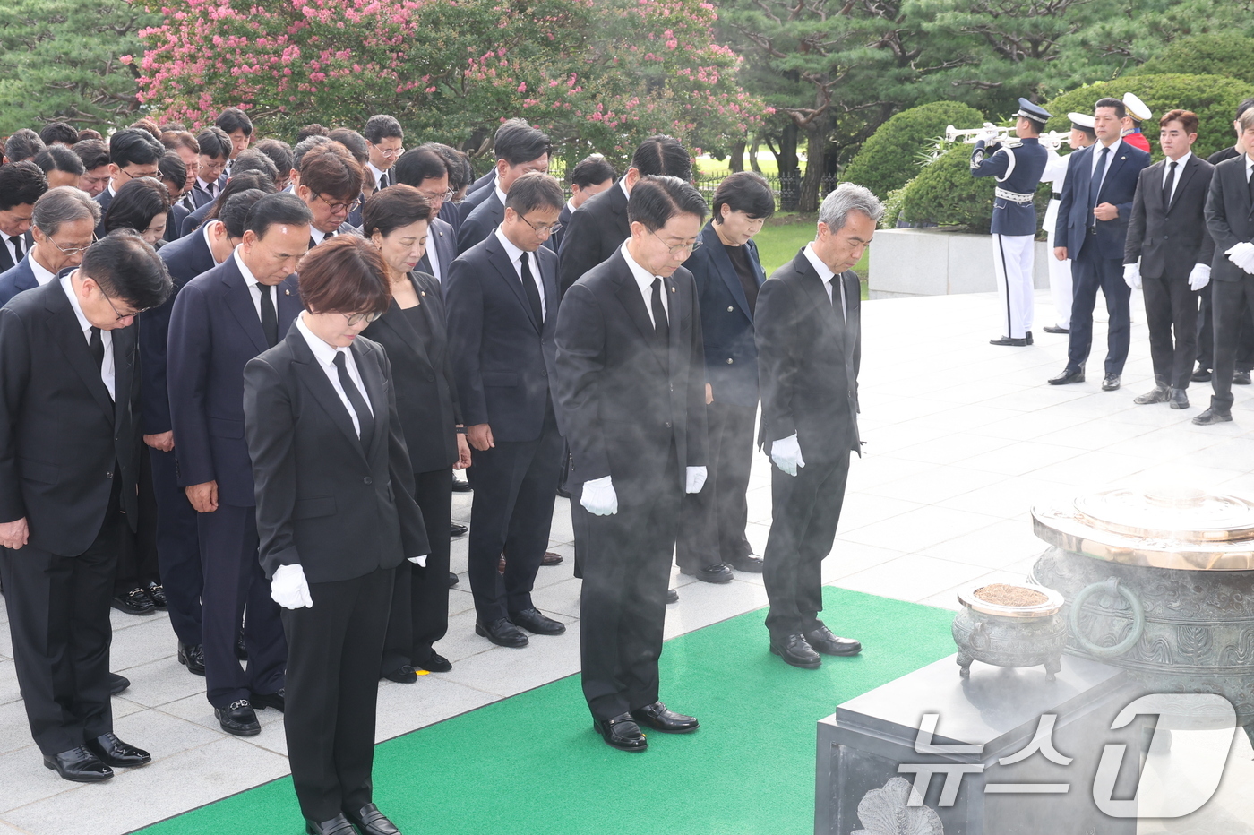 (서울=뉴스1) 황기선 기자 = 조정식 국회의장과 한병도, 정점식 여야 원내대표가 24일 오전 서울 동작구 국립현충원에서 의원들과 22대 후반기 국회 개원을 맞아 현충탑을 참배하고 …
