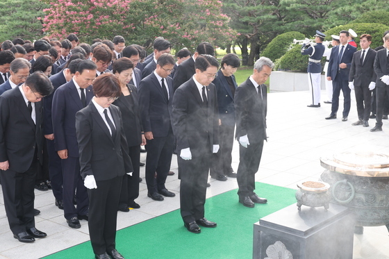 현충탑 참배하는 22대 국회 후반기 의장단·상임위원장단