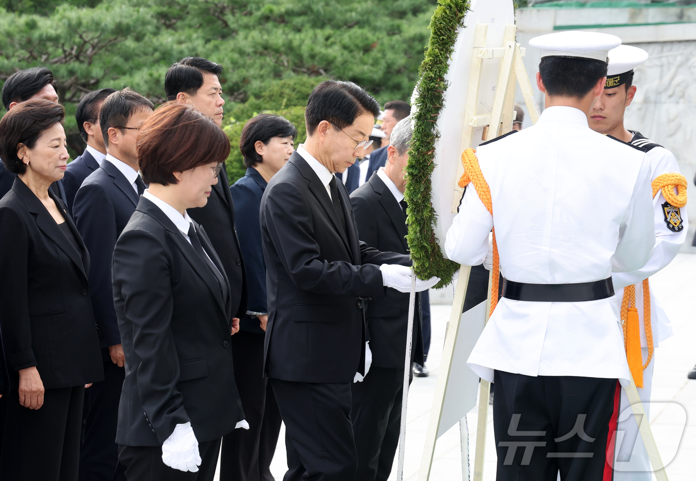 (서울=뉴스1) 황기선 기자 = 조정식 국회의장과 한병도, 정점식 여야 원내대표가 24일 오전 서울 동작구 국립현충원에서 의원들과 22대 후반기 국회 개원을 맞아 현충탑을 참배하고 …